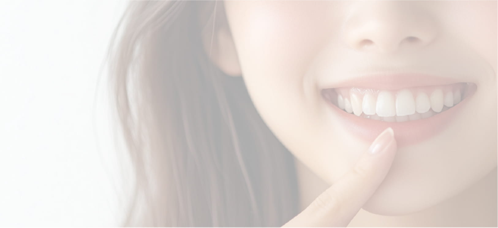 女性が歯を見せている写真